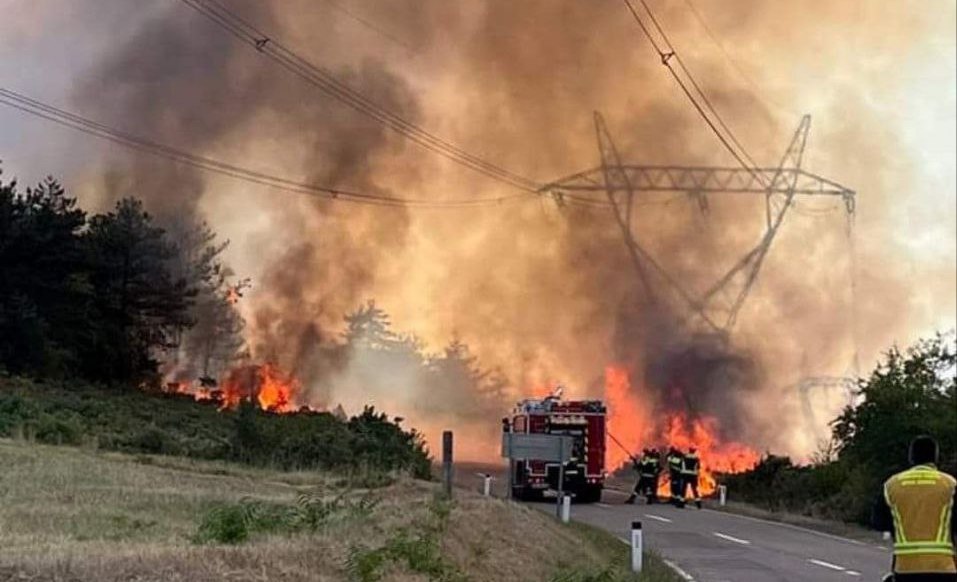 A fuoco sul Carso sloveno, colonna di fumo sopra il Vallone